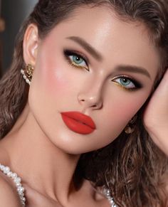 Makeup looks/makeup ideas/eye makeup/eye shadow looks /orange/ lips/ lipsticks/ liparts/ orange /earrings Makeup Orange, Vintage Makeup Looks, Beauty Killer, Classy Makeup, Engagement Makeup, Eye Makeup Looks, Orange Lips, Bridal Makeup Natural