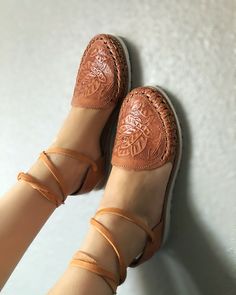 La Rosa - Latina Palace Huaraches Outfit, Mexican Sandals Huaraches, Mexican Huaraches, Mexican Shoes, Mexican Sandals, Huaraches Shoes, Hair Inspiration Long, Summer Heels, Shoe Inspo