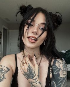 Woman With Tattoos, Elegant Goth, Drag Make-up, Gothic Hairstyles, Goth Hair, Tattoed Women, Goth Women, Goth Beauty, Feminine Tattoos