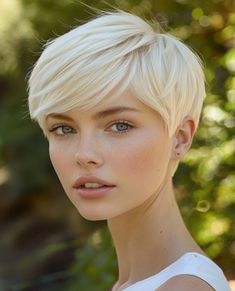 Pixie 2024, Short Hair Outfits, Edgy Short Haircuts, Pixie Haircut Ideas, Hairstyle For Chubby Face, Pixie Cut Styles, Blonde Hair Transformations, Platinum Blonde Hair Color, Feathered Bangs