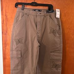 New Womens Hollister Cargo Style Pants Olive Green With Embroidered Butterflies Size 8r/9r Waist 29r Blue Plaid Pants, Dad Pants, Hollister Leggings, Hollister Sweatpants, Jumper Shorts, White Pants Casual, Embroidered Butterflies, Oversized Sweatpants, Khaki Joggers