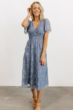 Dusty Blue Wedding Guest Outfit, Lisa Baby, Smart Casual Dress, Tulle Maxi Dress, Midi Dress Blue, Estilo Hippie, Baltic Born, Summer Wedding Guests