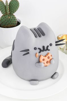 Pusheen the Cat - Cake tutorial Pusheen Cake, Eating Cookie, Pusheen Birthday, Cat Eating, Pusheen The Cat, Healthy Supper Recipes