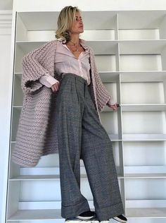 Grey Trousers Outfit Women, Patrizia Casarini, Fall Outfits For Women Over 50, European Closet, Pinky Beige, Stile Casual Chic, Wide Leg Pants Outfit