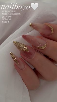 Maquillage Yeux Cut Crease, Elegant Touch Nails, Bling Bottles, Shape Nails, Milky Nails, Asian Nails, Gold Nail, Casual Nails, Classy Acrylic Nails