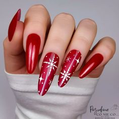 Colorful and beautiful luxury nail art and manicure ideas for Christmas | MÉLÒDÝ JACÒB Crveni Nokti, Christmas Nails Winter, Luxury Nail Art, Gold Glitter Nails, Nail Shimmer, Beige Nails, Nails Winter