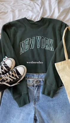 Cute Aesthetic Clothes For School, Clothes For School Aesthetic, Cute Sweatshirts Outfits, Outfit Ideas Sweatshirt, Sweatshirt Outfits, Mode Zara, Downtown Outfits, Trendy Outfits For Teens, Looks Street Style