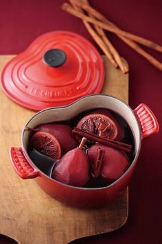 Cast Iron Casserole Dish, Le Creuset Cookware, Roasted Meat, Carne Asada, Le Creuset, Fruits And Veggies, Chocolate Fondue, Casserole Dishes, Slow Cooker