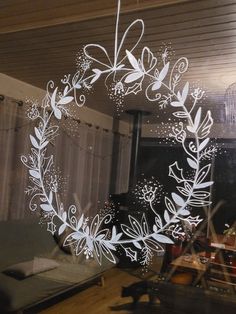 Posca Christmas Window Art, Christmas Mirror Drawings, Window Christmas Decor Ideas Drawing, Winter Window Display Ideas, Christmas Glass Painting Ideas Window, Christmas Storefront Window Painting, Glass Painting Christmas Ideas