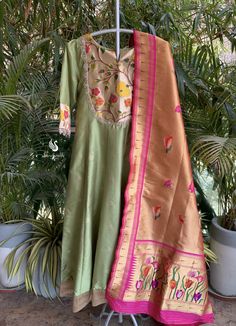 Kurti Models, Chudidhar Designs, Indian Fits, Silk Kurti Designs, Kurti Embroidery, Embroidery Dresses, Baby Handprint