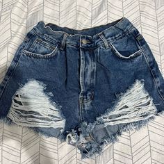 short farm, tamanho 38, com botões Vintage Ripped Short Bottoms, Ripped Mid-rise Denim Shorts, Grunge High-rise Jean Shorts With Frayed Hem, Short Jeans Farm, Farfetch Shorts Jeans, Zara, Nike