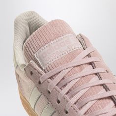 Sneaker en daim rose et en velours côtelé d'Adidas Originals avec un orteil arrondi, des bandes latérales en cuir blanc, une attache à lacets, une languette de logo et une semelle en caoutchouc naturel.Semelle supérieure / caoutchouc en cuir Spezial Shoes, Women's Handball, Ultras Football, Studded Accessories, Adidas Handball Spezial, Adidas Handball, New York Red Bulls, Football Socks, Nike Tech Fleece