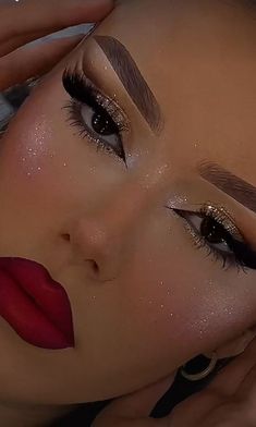 My Makeup Journey Makeup Drugstore, Glittery Eye Makeup, Flawless Face Makeup, Maquillage Yeux Cut Crease, Birthday Makeup Looks, Viral Makeup, Shimmer Eye Makeup, Glitter Makeup Looks, Glittery Eyes