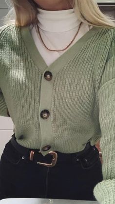 Cute fall outfits   • Good chain   • White ￼ turtleneck  • Green cardigan   • Black jeans   • Converse   • black and gold belt   • Fashion 2022  • Fall fashion Green Cardigan, Causual Outfits, Crochet Bags, 가을 패션, Outfit Inspo Fall, Business Casual Outfits, Mode Inspiration, Outfit Casual