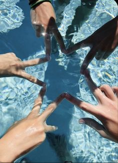 You see 5 people who are making a star with their hands Swimming Pictures, Cute Beach Pictures, Pool Poses, Pool Photography, Summer Picture Poses, Pool Picture, Beach Pictures Poses, Summer Fun List