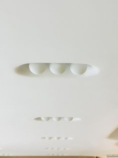 the ceiling is white and has four lights on each side, along with two lamps above it