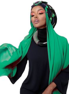 Modanisa Halima Aden x Modanisa Kollektion Green Head Scarf, Black Hijabi Girl, Scarf Model, Scarf Photography, Headwrap Hairstyles, Modest Apparel, Muslimah Outfit, Modern Hijab