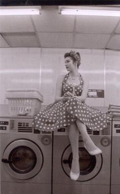 Hollywood Attire, 1950's Aesthetic, Edgy Photos, 50s Photoshoot, Laundromat Photoshoot, My Beautiful Laundrette, 50's Housewife, Laundry Art, Classic Photo