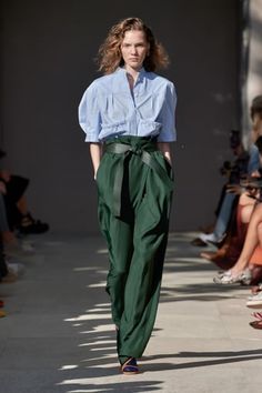 Milano Fashion Week, Model Style, Fashion Weeks, Green Pants, Fashion Show Collection, Fashion 2020, Spring Outfits Casual, Mode Inspiration