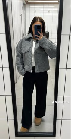 Short Grey Jacket Outfit, Winter Outfits Los Angeles, Grey Outfit Combination, Grey Jacket Outfit Women, Grey Jacket Outfit Winter, Grey Wool Jacket Outfit, Grey Jacket Outfit Casual, Grey Jacket Outfit Aesthetic, Style For University