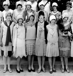 1920s Fashion | Photo: Class Photo, Circa 1925 | A style I will forever appreciate. My two favorite time periods are 19th century and the 1920s-30s. The first haircut I can remember actively asking for was the "Bob." I cannot remember if I had seen in on television or in a magazine but it was all I wanted. Style Année 20, Flapper Girls, Istoria Artei, 1920 Fashion, Louise Brooks, Josephine Baker, Adored Vintage, Flapper Girl, Look Retro