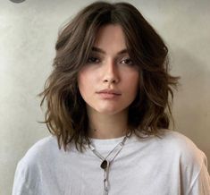 Middle Part Collar Bone Length Hair, Midlength Hairstyles For Fine Hair, Medium Hair 2024 Trends Women, Shoulder Length Hair Cuts With Layers For Wavy Hair Medium, Short Brown Wavy Hair, Messy Medium Hair, Above Shoulder Length Hair, 2024 Hair Trends, Short Wavy Haircuts