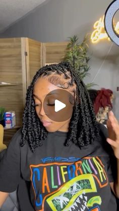 𝐎𝐫𝐥𝐚𝐧𝐝𝐨, 𝐅𝐥 | JUNE BOOKINGS OPEN 🗓️! on Instagram: "middle or side part?🥹 you guys are so in loveeee w theses 🥹🥹😍😍😍🔥❤️‍🔥.  style : barrel bob x soft locs   Reminder to click the link in my bio to book your next appointment   @becksbeautymark_  @becksbeautymark_  @becksbeautymark_   Thank you for all support in advance🫶🏾  Orlando, FL. (Near Hunter Creek)  #orlandobraidhairstyle #orlandowiginstall #orlandofrontals #thingstodoinorlando #orlandobraider #orlandohairstylists #ucfhairstylist #downtownorlando #vacayhairstyles #tampahairstylist #orlandomua #orlandosoftlocs #orlandobraiders #orlandohairstylist #kissimeehairstylist #poinicanahairstylist #atlhairstylists #butterflylocsorlando #becksbeautymark #boholocs #famuhairstylist  #orlandoknotlessbraids #miamisoftlocs #protec Side Part Locs Styles, Soft Locs Bob Hairstyles, Soft Loc Bob With Barrel Ends, Bob Locs Hairstyles, Soft Locs With Barrel Ends, Soft Locs Bob, Barrel Locs, Bob Faux Locs, Bob Locs