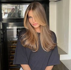 spring hair color ideas for brunettes, 2023 spring hair trends, spring brunette hair color, spring hair color ideas Haircut Selfie, Photo Hijab, Cute Hairstyle, Honey Blonde Hair, Dark Blonde Hair, Blonde Hair Inspiration