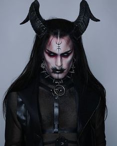 Male Demon Costume, Diy Demon Costume, Dark Angel Makeup, Demon Halloween Costume, Creative Halloween Costume Ideas, Horns Costume, Demon Costume