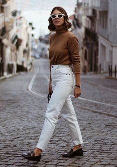 Tons terrosos: 37 looks para você apostar nessa trend. Óculos vintage de gatinho com moldura branca, suéter de gola ata marrom, calça branca, loafer preto Jeans Outfit Winter, White Jeans Outfit, Jeans Outfit Women, Summer Capsule Wardrobe, Outfit Jeans, Mode Inspo, Casual Winter Outfits, Mode Inspiration