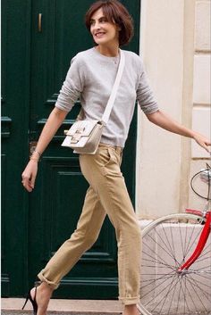 La Lettre d'Inès ~ Follow my board (La Parisienne  @ Lyne Labrèche) for more inspiration! French Women Style, Gamine Style, Parisian Chic Style, Moda Paris, Uniform Fashion, Over 50 Womens Fashion, French Chic, Parisian Chic, Wearing Clothes