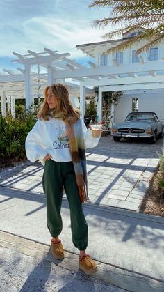 Cute Outfit Fall, Fall Outfit Comfy, Winter Beach Outfit, Trending Fall Outfits, Casual Outfit Fall, Slippers Outfit, Outfit Elegantes, Birkenstock Outfit, Oversized Sweater Outfit