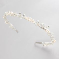 This pearl bridal headband beautifully suits a range of wedding hairstyles. The wedding halo headpiece is super versatile and shapes easily into many hairstyles. This is a stunning pearl hair piece with some sparkle and perfect for the modern ethereal bride wanting to add glamour to the whimsy. MATERIALS: This exquisite crystal head piece is made with freshwater pearls and shiny Cubic zirconia crystal leaves. You can choose a matching pair of wedding earrings here https://etsy.me/3ouSsVy PACKAGI Wedding Halo Headpiece, Ethereal Bride, Pearl Hair Piece, Halo Headpiece, Rose Gold Tiara, Wedding Halo, Pearl Bridal Headband, Rhinestone Headpiece, Headband Wedding