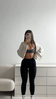 You wanna turn some heads at  your gym while wearing a Cute Workout Outfit? Got you girl! I’ve found the 20+ trendiest Gym Outfits and most flattering activewear for you that will impress the boys! Just follow the link. 💘 Black Leggings Outfit Ideas, Trendy Athletic Outfits, Black Leggings Casual, Leggings Outfit Ideas, Sporty Wear, Leggings Outfit Casual, Gym Crush