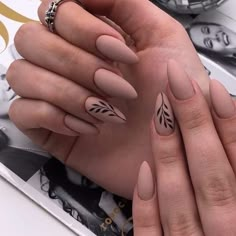 Matte Almond Nails, Black And Nude Nails, Minimal Nails Art, Art Designs Ideas, Geniale Tattoos, Edgy Nails, Matte Nails Design