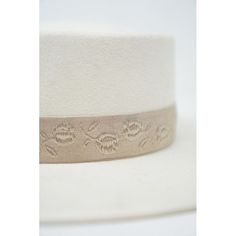 Gambler hat in felt. The Aura Felt Gambler Hat is a stylish addition to any outfit. Made from high-quality felt, this hat adds a touch of sophistication. Its unique gambler shape is adjustable for the perfect fit. Don't gamble with your style, get the Aura Felt Gambler Hat today! Cream Felt Hat With Short Brim For Rodeo, Felt Hat With Fitted Short Brim, Adjustable Fur Felt Cloche Hat With Flat Brim, Elegant Adjustable Felt Hat With Flat Crown, Fitted Felt Hat With Short Brim, Flat Brim Fur Felt Hat, Adjustable Wool Cloche Hat With Flat Brim, Elegant Cream Hat With Flat Crown, Elegant Beige Hat With Flat Crown