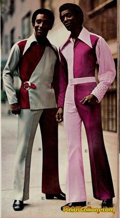 The bell bottom pants became popular in the late 1960s and continued to widen into the '70s as they gained in popularity. This was a time wh... 1970s Mens Fashion, 70s Fashion Men, Look Disco, 70s Mens Fashion, 1970 Fashion, Star Trek Costume, 1970s Men, Western Outfits Men, 70s Men