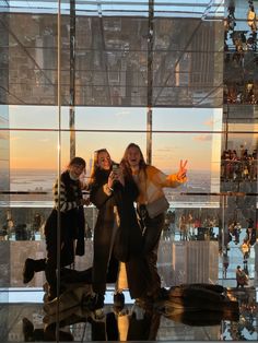 New york summit one sunset friends 3 friends mirrorselfie mirrors view observation deck influencer fits outfits New York Friends Aesthetic, New York Selfie, Friends New York, New York Sunset, Nyc Pics, New York Vibes, Nyc Lifestyle, Nyc Baby, New York Pictures