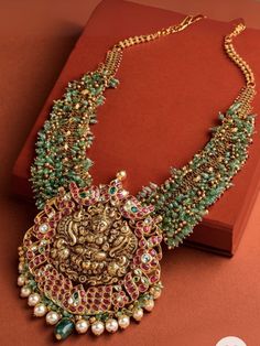 Antic Jewellery, Temple Jewelry Necklace, Delicate Gold Jewelry, Bridal Necklace Designs, Neck Pieces Jewelry, Antique Necklaces Design, Diamond Pendants Designs, Indian Bridal Jewelry Sets, Fancy Jewelry Necklace