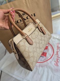 Inside My Bag, My Style Bags, Luxury Bags Collection, Handbag Essentials, Girly Bags, Luxury Purses, Fancy Bags, Pretty Bags, Cute Purses