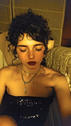 drusilla bedir hair visual/inspiration Curly Gothic Hairstyles, Goth Hairstyles For Curly Hair, Curly Hair Goth Hairstyles, Gothic Prom Hair, Curly Emo Hairstyles, Curly Haired Goth, Curly Goth Hairstyles, Black Curly Hair With Bangs, Grunge Prom Hair