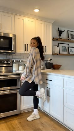 Use Code: HOLLYANN to save $$ @ptulaactive Casual Thanksgiving Outfits Comfy, Thanksgiving Outfits Comfy, Leggings And Flannel Outfit, Styling Leggings, Neutral Sneakers, Casual Thanksgiving Outfits, Fam Photos, Casual Outfit Idea, Outfits Comfy