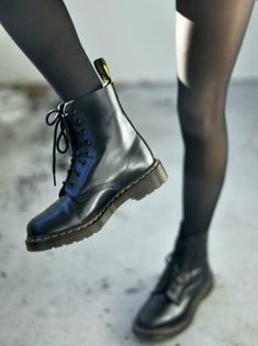 Combat Boot Outfits, Dr Martens Store, Doc Martens Boots, Grunge Look, Tights And Boots, Plain Black