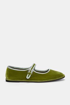 Velvet ballet flats Velvet Ballet Flats, Fancy Shoes, Fall Fits, Jairzinho, Pull & Bear, Hiking Outfit, Ballerinas, Shades Of Green, Ballet Flats