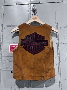 Very great art on the back of the vest. The HD on the front is almost faded out but back is in great condition.  Fair condition, the art and suede have a nice patina to it.  No size tag but fits xs 16" pit to pit  17" length  11" shoulder to shoulder Leather Vest Outfit, Vest Outfits, Leather Vest, Western Outfits, Womens Vest, Size Tag, Harley Davidson, Favorite Outfit, Patina