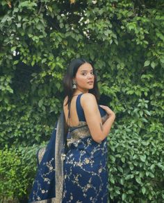 Saree Look Pose, Asthetic Saree Pic Ideas, Saree Picture Ideas, Saare Poses Aesthetic, Blue Saree Aesthetic, Blue Blouse Saree, Farewell Looks, Poses For Saree, Poses On Saree