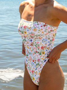 Off The Shoulder Bathing Suit, Cute Swimwear Outfits, Strapless Swimsuit One Piece, 80s Swimsuit Bikinis, Strapless Bathing Suit One Piece, Greece Bathing Suits, Classy One Piece Swimsuit, Full Piece Bathing Suit, Summer Bikinis Strapless