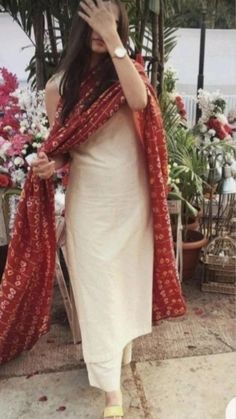 Simple Dresses For Indian Wedding, Chudi Back Designs, Traditional Outfits Indian Women, Simple Elegant Suits Indian, Simple Plain Suit Designs, Plain Indian Outfits, Simple Plain Saree Look, Simple Indian Party Wear, Elegant Traditional Outfits