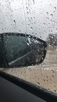 rain drops on the windshield of a car