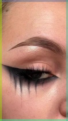 Simple Dark Halloween Makeup, Eye Makeup Gothic, Dark Witchy Makeup Looks, Halloween Black Makeup Looks, Simple Demon Makeup, Halloween Everyday Makeup, Halloween Black Eye Makeup, Easy Dark Eyeshadow, Halloween Makeup Gothic